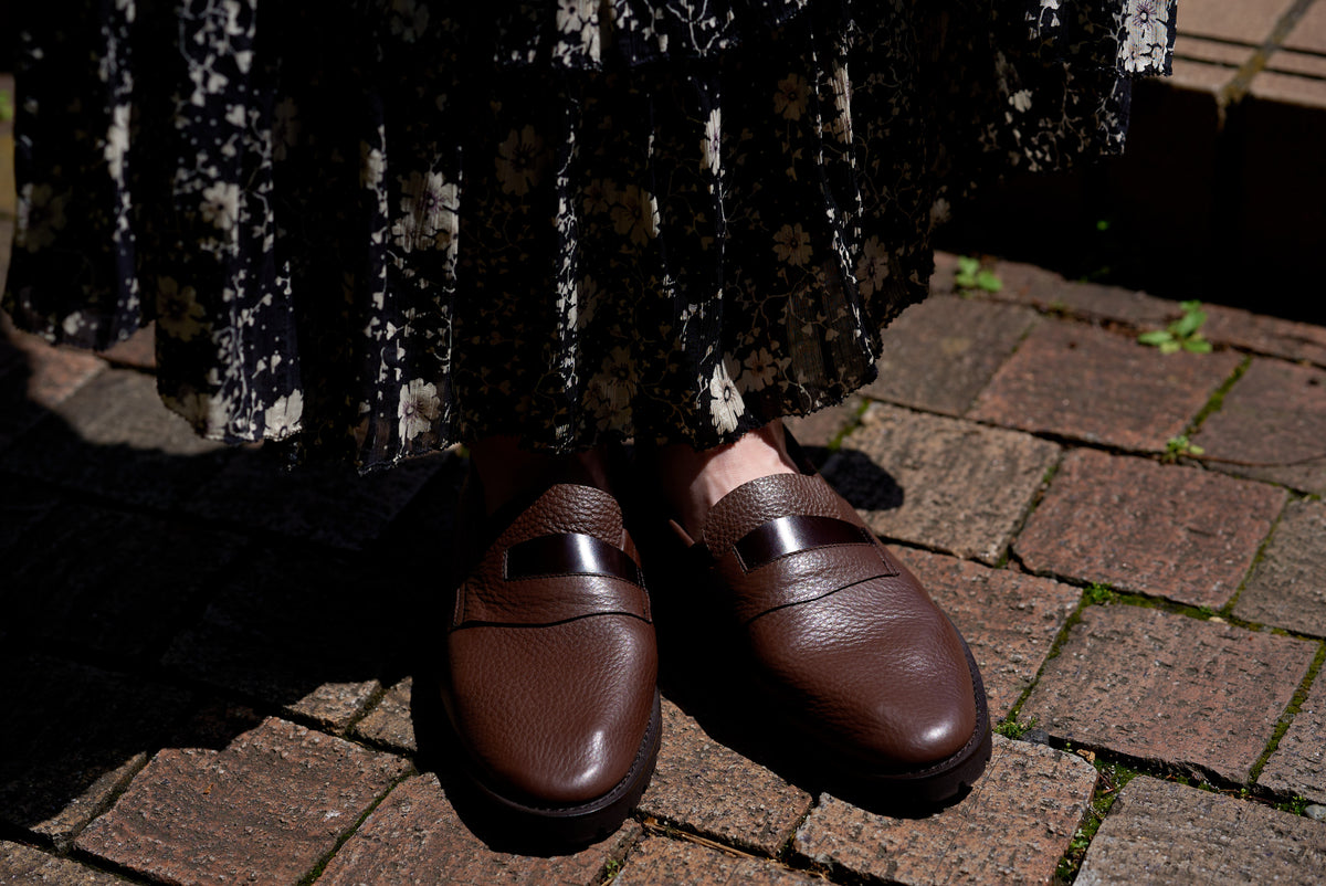 Dark Brown Plain Leather Loafers Worn Barefoot – Made in Japan Shoes | Liberato