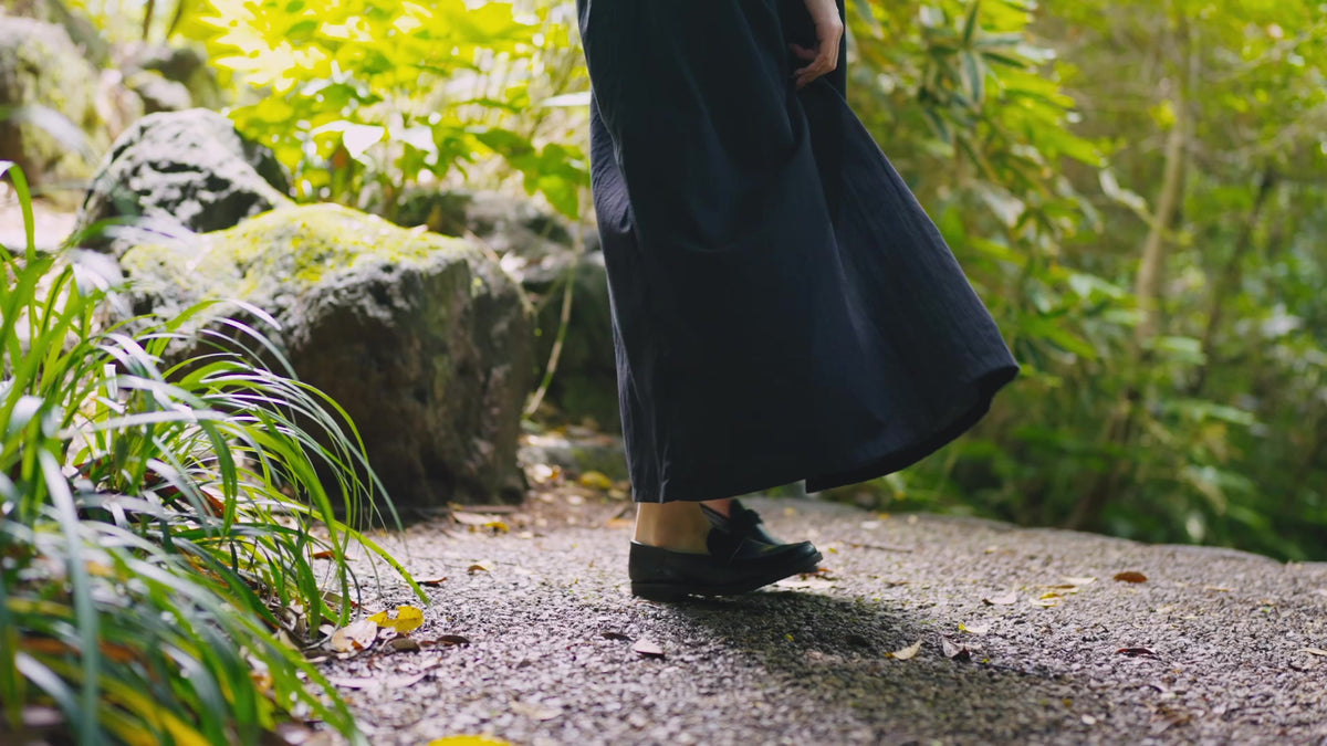 畳と本革のローファーで秋の庭を歩く女性｜Liberato 2026 Autumn/Winter